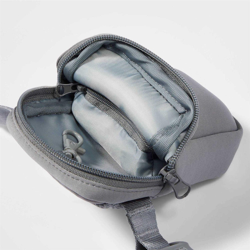Treat Pouch with Waste Bag Dispenser R760492