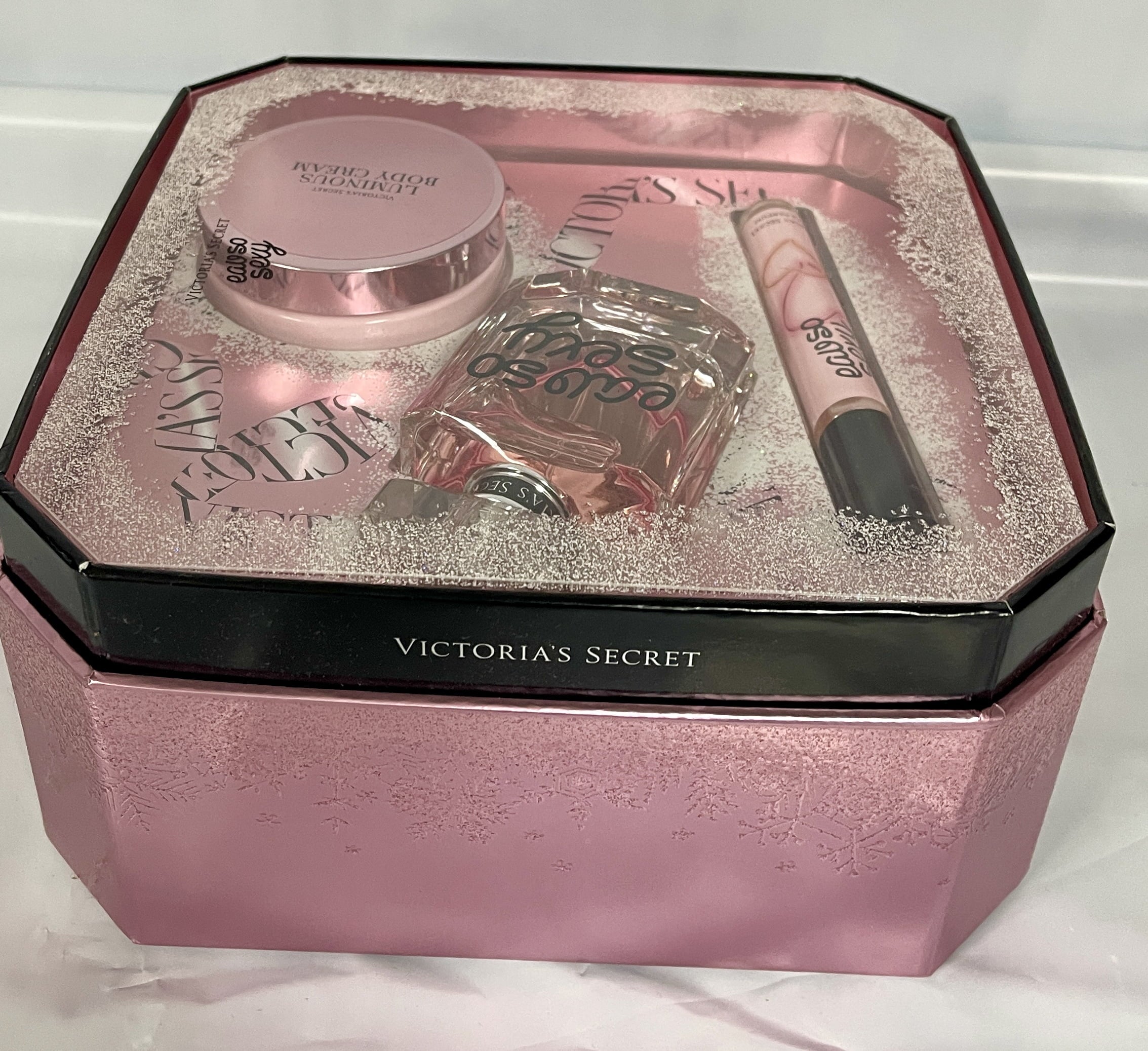 3 Piece Perfume, Rollerball, & Body Cream Gift Set O95786